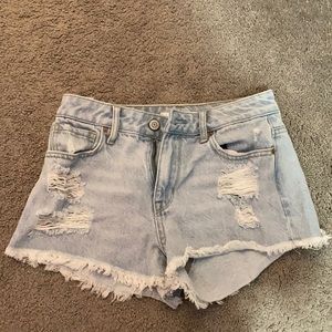 Ripped high rise festival jean shorts!! 💙🤩